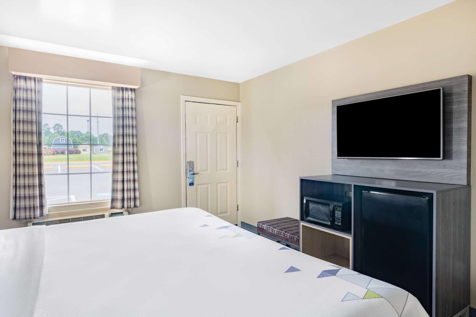 Baymont By Wyndham Commerce Ga Near Tanger Outlets Mall Exteriör bild