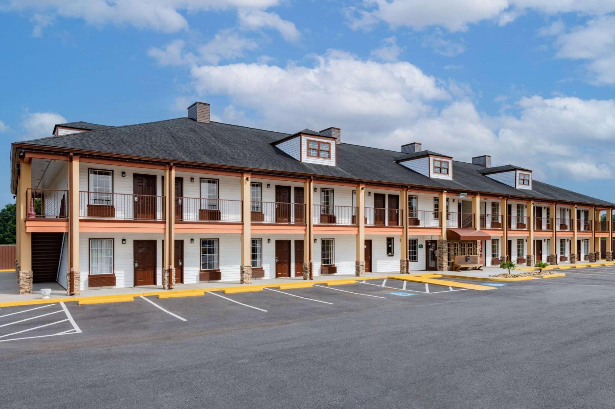 Baymont By Wyndham Commerce Ga Near Tanger Outlets Mall Exteriör bild