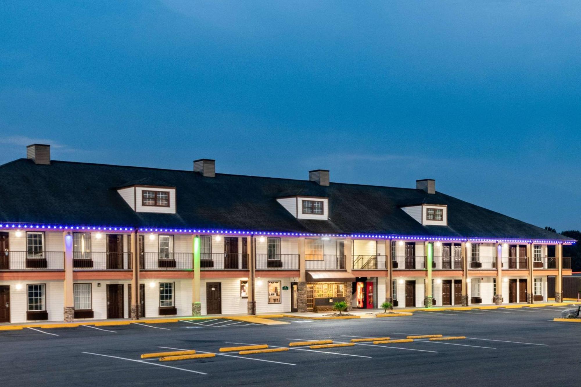 Baymont By Wyndham Commerce Ga Near Tanger Outlets Mall Exteriör bild