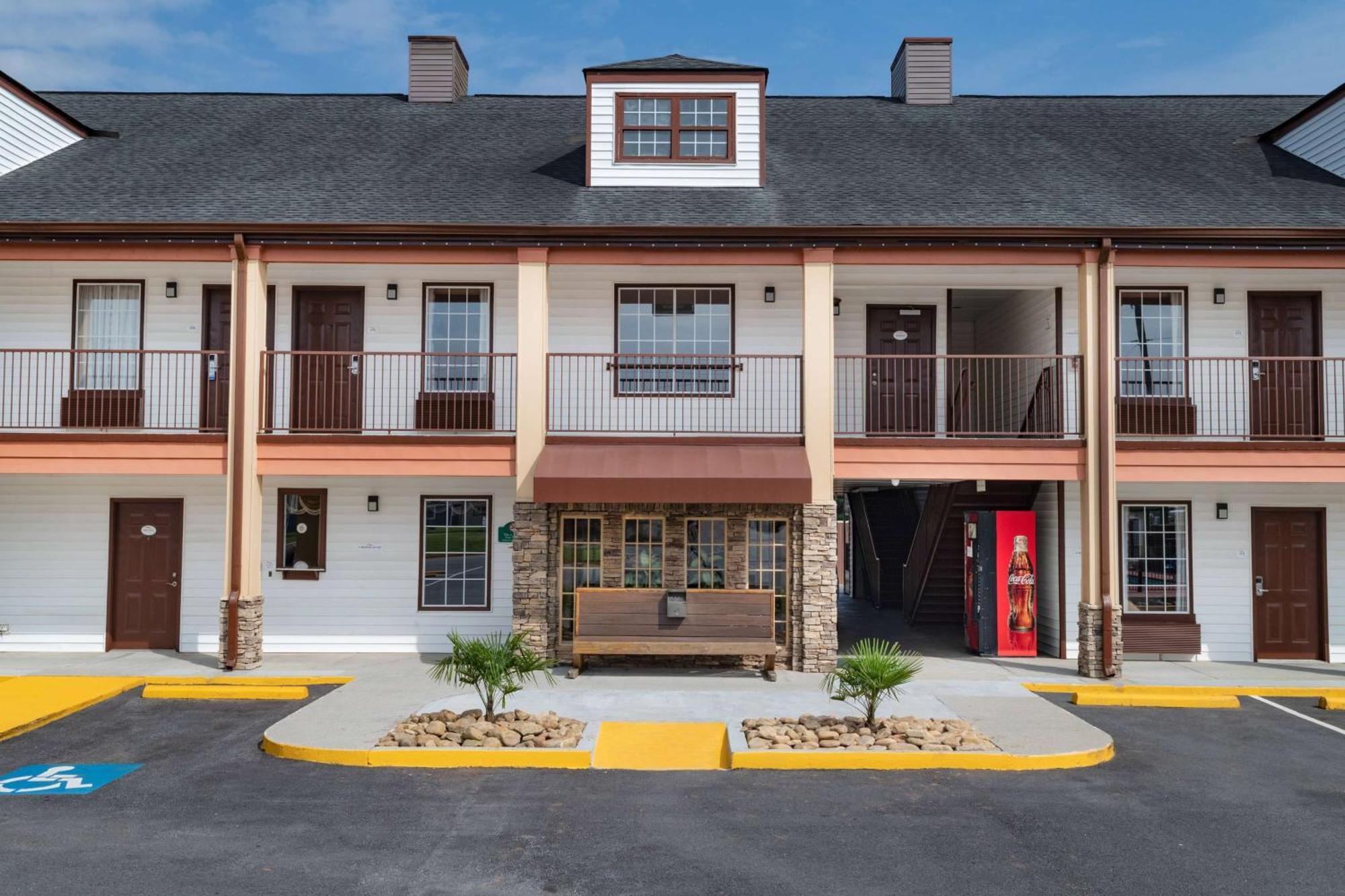 Baymont By Wyndham Commerce Ga Near Tanger Outlets Mall Exteriör bild