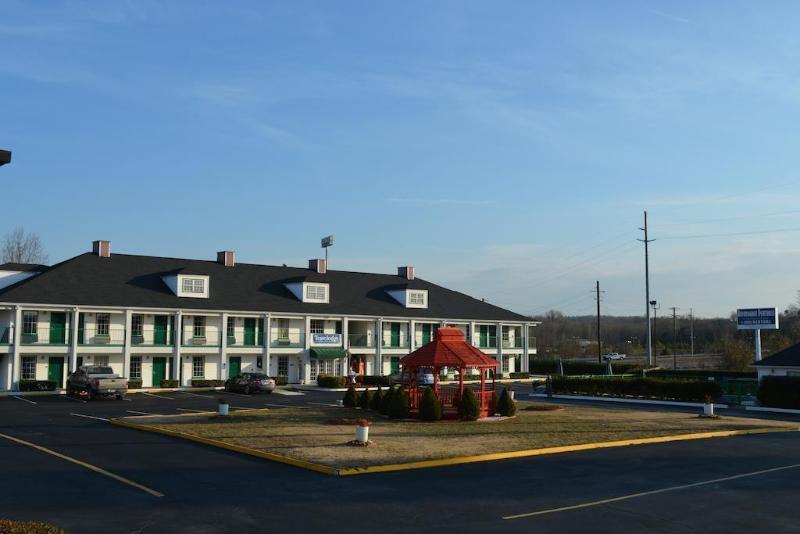 Baymont By Wyndham Commerce Ga Near Tanger Outlets Mall Exteriör bild
