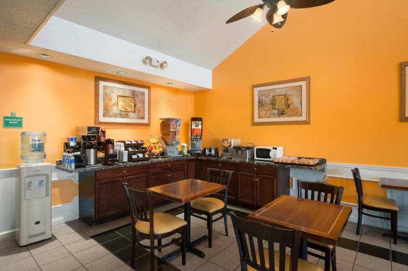 Baymont By Wyndham Commerce Ga Near Tanger Outlets Mall Exteriör bild